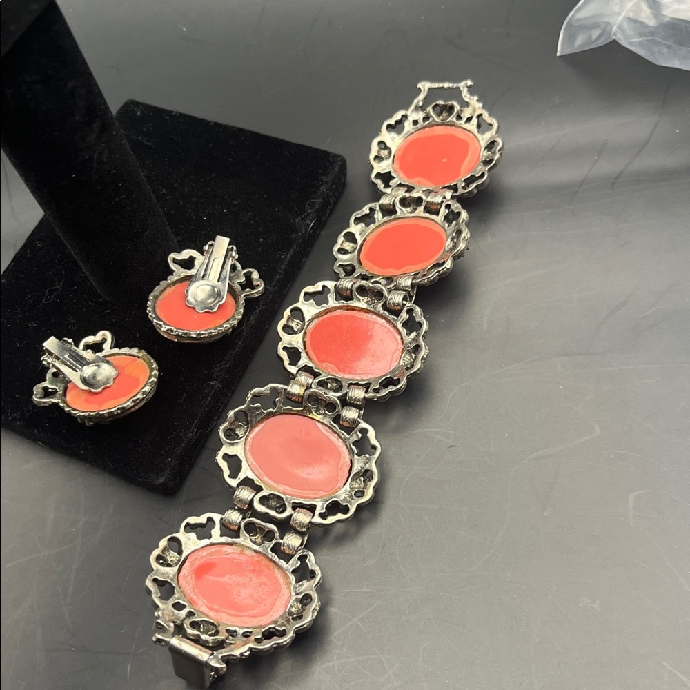 Vintage coral toned lucite Victorian Regency bracelet + earrings set - Picture 3 of 5